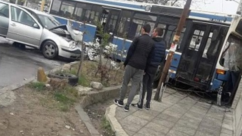 Първи СНИМКИ от адското меле във Варна, автобус се е забил в къща
