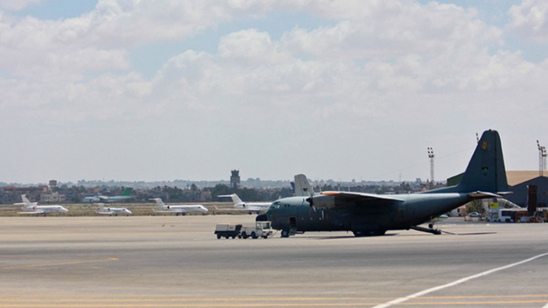 Публикуваха ВИДЕО от въздушната атака на летището в Триполи 