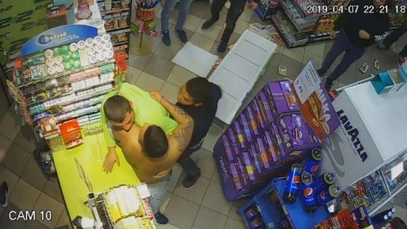 Зверско ВИДЕО от Габрово: Трима млатиха продавач в магазин цели 8 минути!