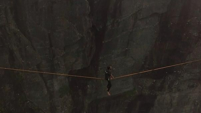 Заснеха на ВИДЕО падането от 900 м на мъж, ходещ по въже