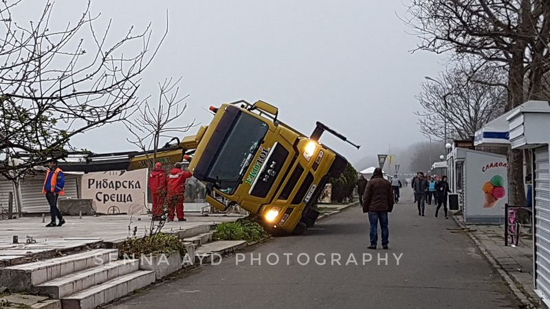 Зрелищни СНИМКИ: Какво се случи с камион с кран в Бургас