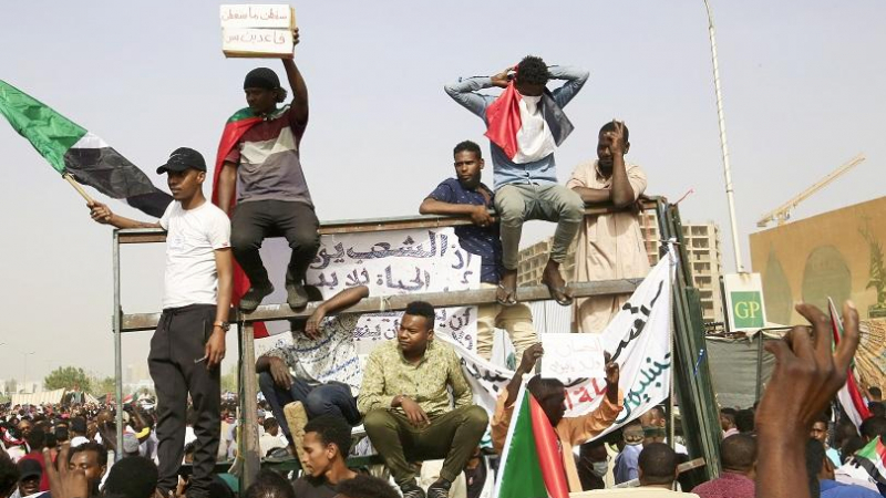 Военен преврат в Судан: Армията отстрани президента, поема властта и... (ВИДЕО)