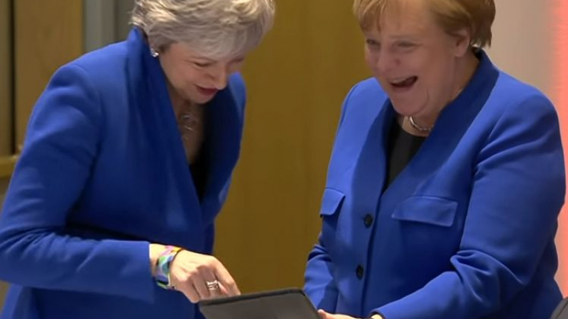 Култово ВИДЕО: Меркел и Мей избухнаха в луд смях заради техни странни СНИМКИ