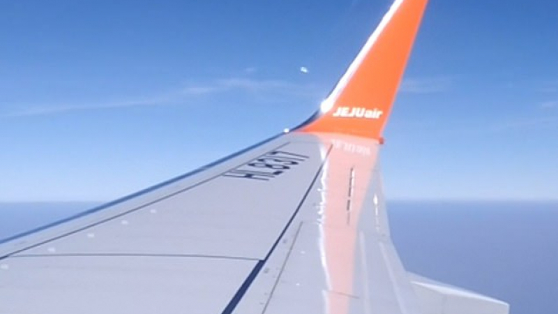 Пътник засне НЛО до самолета си (ВИДЕО)