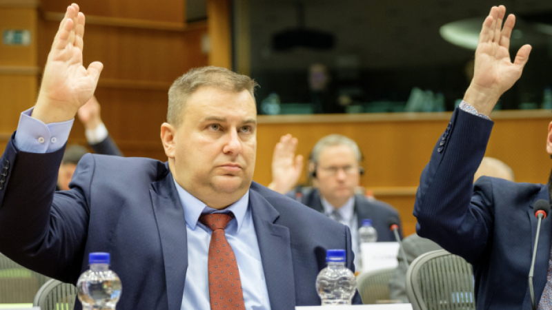 Емил Радев е първият български евродепутат, подписал споразумението "Гласувай за животните"