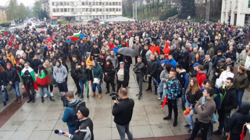 1000 души са на протеста в Габрово