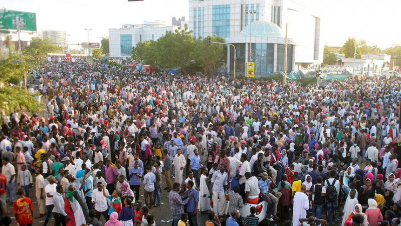 Военните в Судан отмениха комендантския час и обещаха да "изкоренят режима"