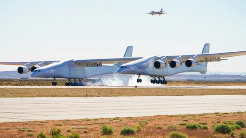 Най-големият самолет в света разви скорост от 304 км/ч при първия си полет