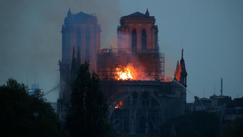 Рухна и втората кула на "Нотр Дам", катедралата заприличва на пепелище (НА ЖИВО)
