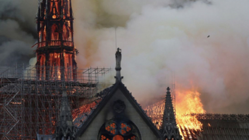 МВР на Франция с последни лоши новини за пожара в парижката катедрала "Нотр Дам"