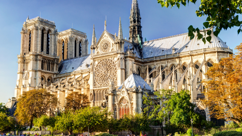 Легенди и факти за изпепеленото готическо бижу „Парижката Света Богородица“