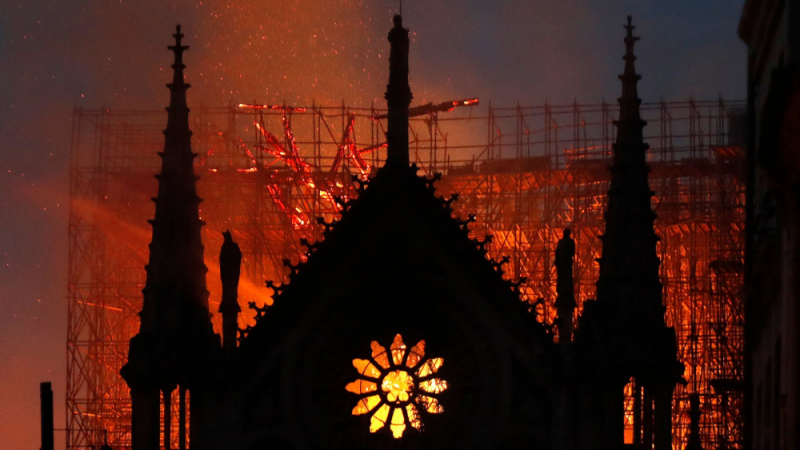 Нова огромна заплаха надвисна над "Нотр Дам", катедралата може да рухне всеки момент