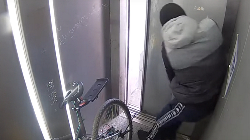 Познавате ли го? Бургаска батка с колело разби асансьор на пасарелка (ВИДЕО)