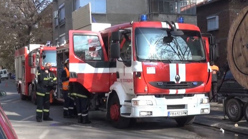 Младеж се заклещи между две сгради в Пловдив