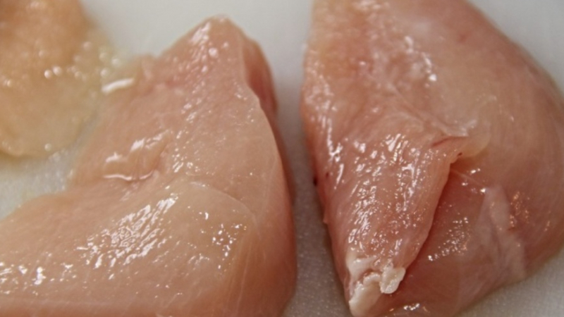 Лъсна мръсната тайна за пилешкото месо в големите магазини 
