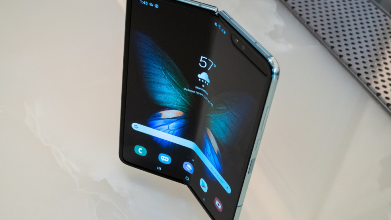 Samsung проучва проблеми с дисплея на новия сгъваем смартфон Galaxy Fold