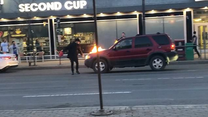 Шок: Мъж подпали 13 автомобила на улицата (ВИДЕО)