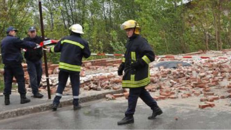 Ограда на военно поделение се срути в Хасково, има загинал 