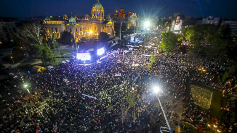 Хиляди привърженици на Александър Вучич се събраха тази нощ в Белград