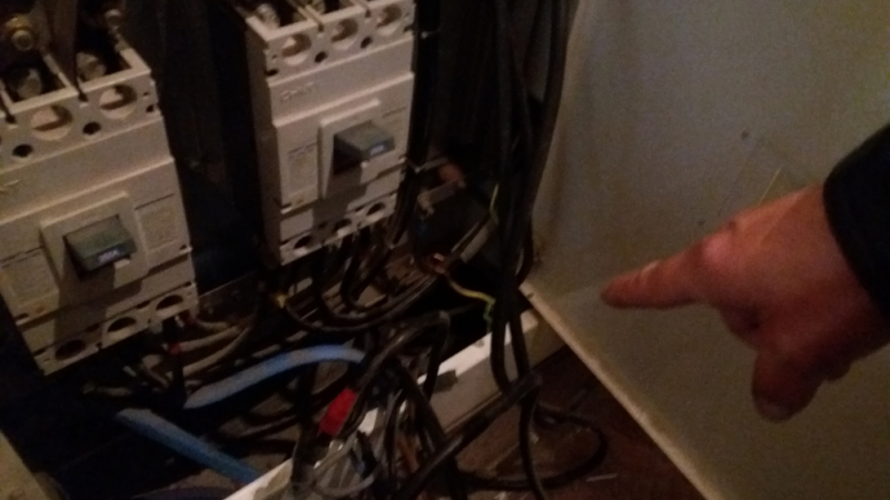 ЧЕЗ разкри мащабна кражба на ток от луксозна сграда в София (СНИМКИ)