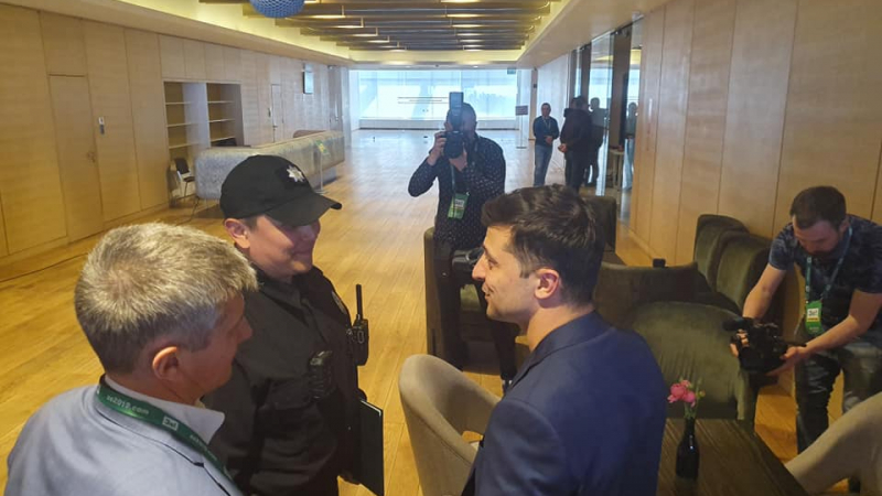 Полиция нахлу в щаба на кандидат-президента Зеленски (СНИМКИ)