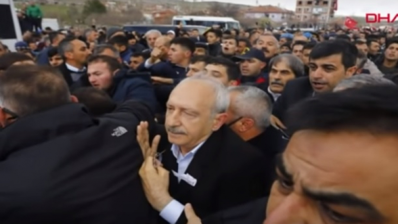 Нападнаха лидера на основната опозиционна партия в Турция по време на погребение 