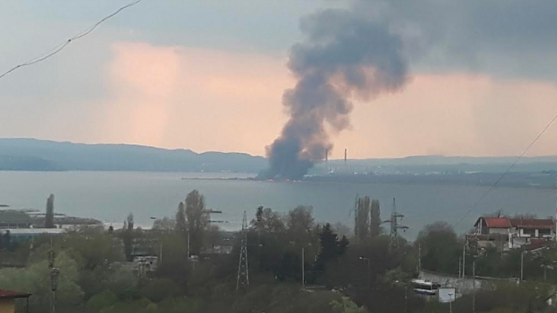 Огромни кълбета дим се носят над Варна, пламнал е голям пожар 