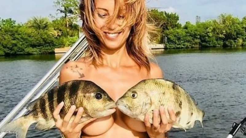 Куп мадами развяха голи гърди и прясно уловена риба (СНИМКИ 18+)