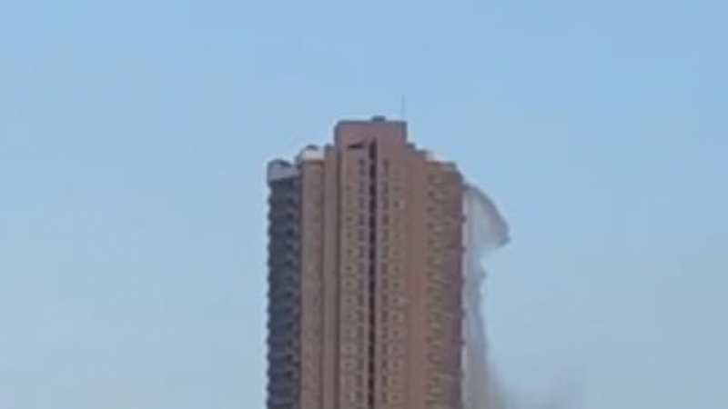 Басейн се изсипа от покрива на небостъргач (ВИДЕО)