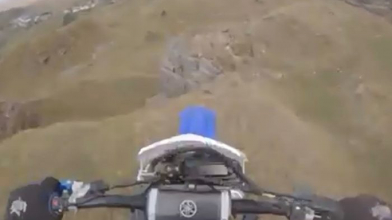 ВИДЕО запечата как мотоциклетист пада от 15-метрова скала