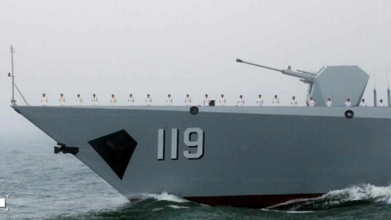 Китай демонстрира военна мощ на голям парад и показа морско "чудовище"
