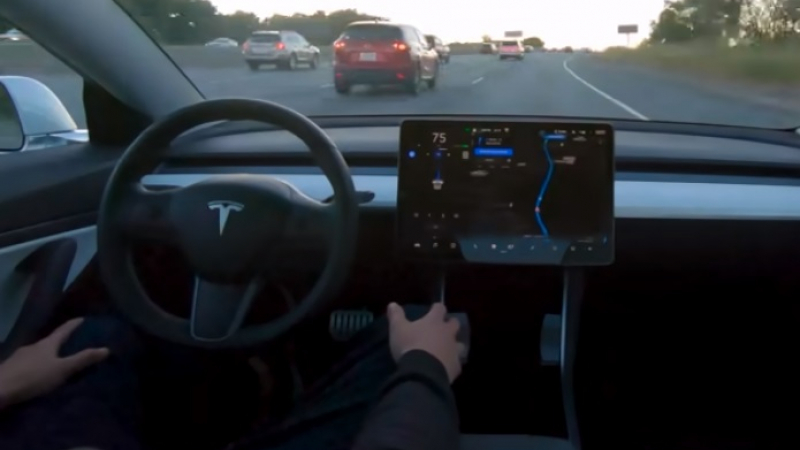 Фантастично ВИДЕО: Tesla показа как действа изцяло автоматичното управление на колата