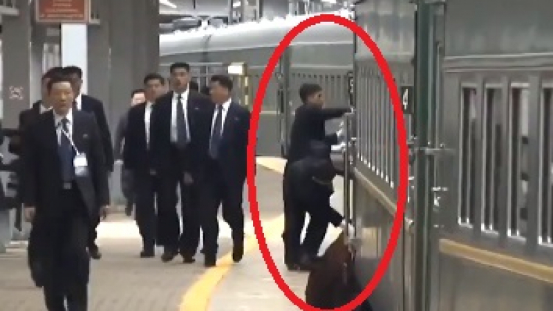 Уникално ВИДЕО на тичащи мъже с бели ръкавици край влака на Ким Чен-ун в Русия смая света 