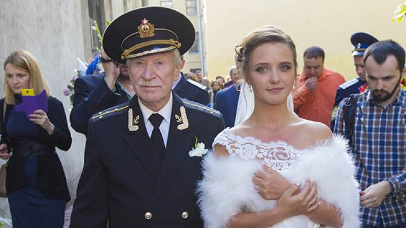 87-годишният Иван се събра с 60 години по-младата си жена 