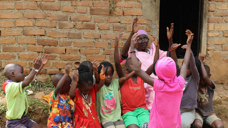 Деца от Уганда сложиха в малкия си джоб танцьорите от Холивуд (ВИДЕО)