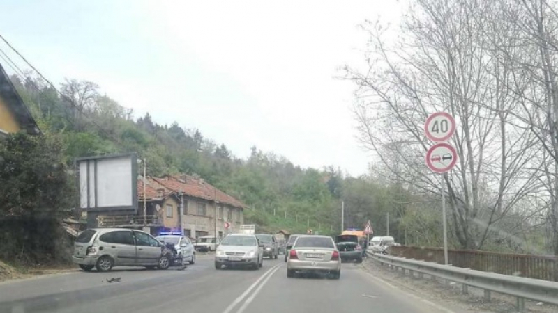 Тежка катастрофа блокира един от изходите на София (СНИМКИ)