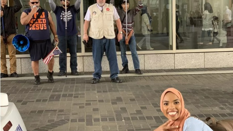 СНИМКА, която обиколи света! Млада мюсюлманка си направи селфи пред антиислямски демонстранти
