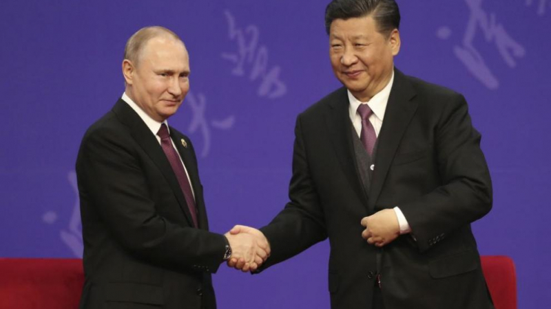 Си Цзинпин удостои "своя най-добър приятел" Путин с почетно звание