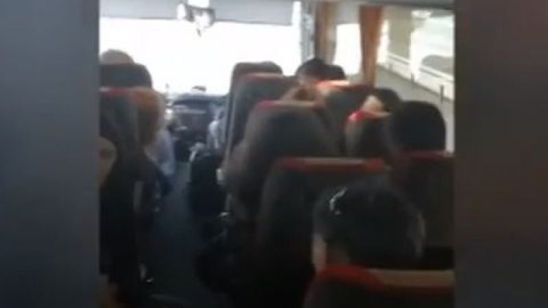 Великденски неволи: Пътници стърчаха три часа прави в претъпкан автобус (ВИДЕО)