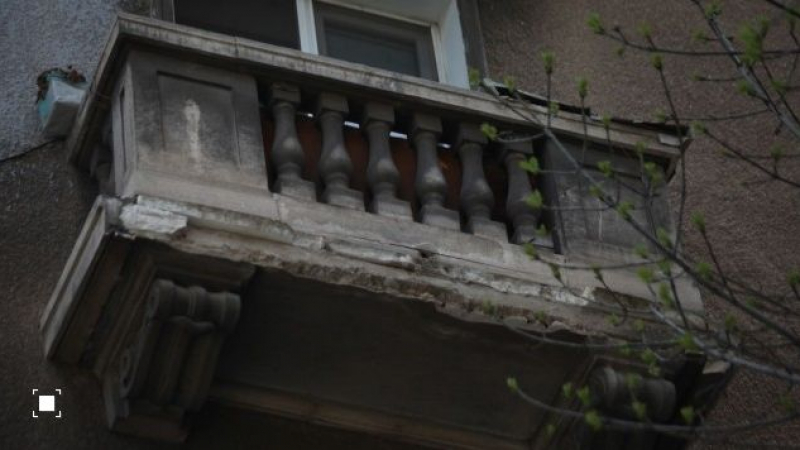 Какво се случва с фасадата, която се срути в центъра на София?