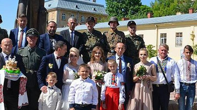 Шок: Вдигнаха сватба с нацистки униформи в Украйна