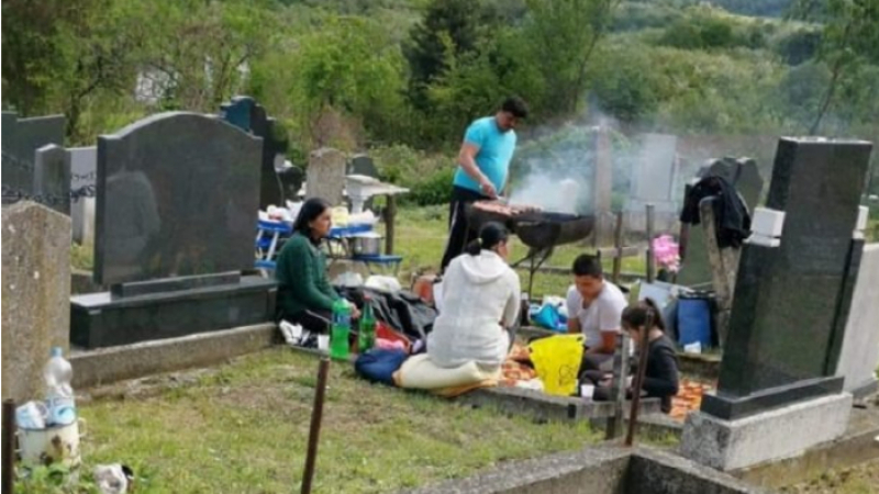 Сръбско семейство си запали скара на средата на гробище за Великден 