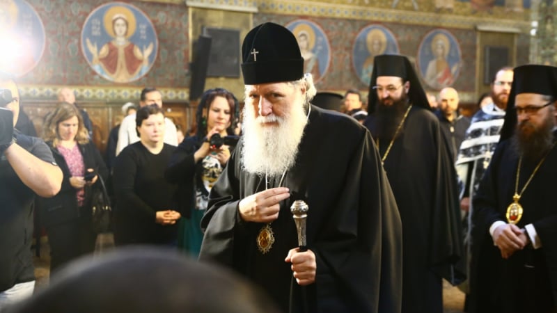 Отслужиха молитва за здравето на патриарх Неофит, помазаха миряните с елей