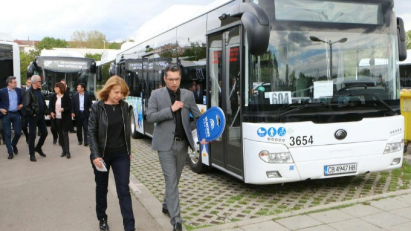 Столичният градски транспорт с нови 22 автобуса на природен газ (СНИМКИ)