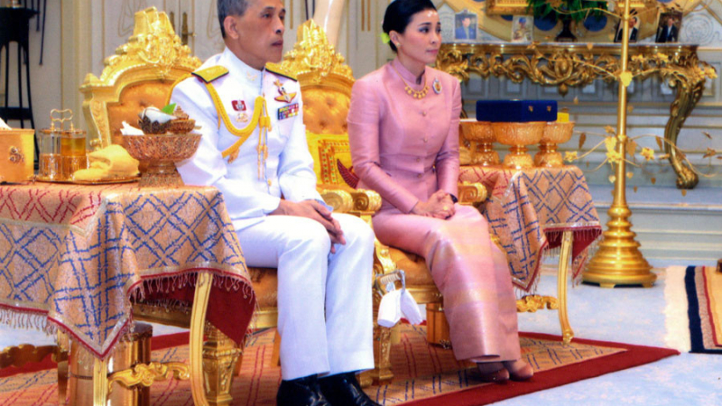 Кралят на Тайланд се ожени за генерал