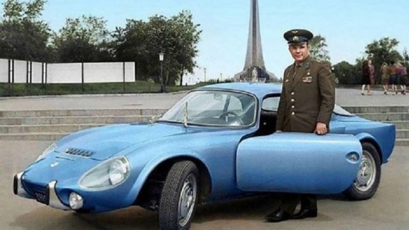 Красивият френски автомобил, на който Гагарин  се радва само година