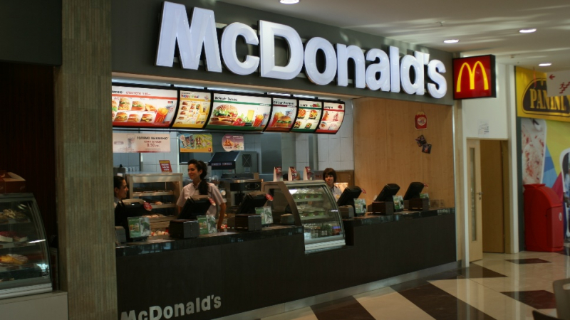 Наглеци шмъркат пред деца в "Макдоналдс", но си го получиха 