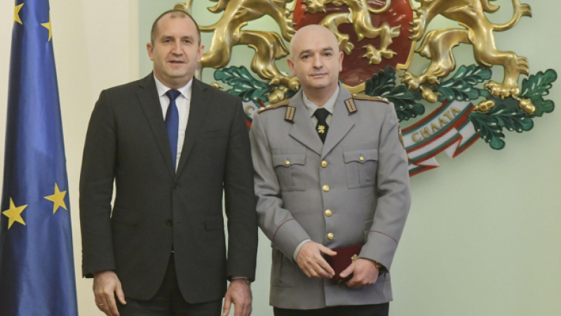 Румен Радев удостоява български военнослужещи с висше офицерско звание