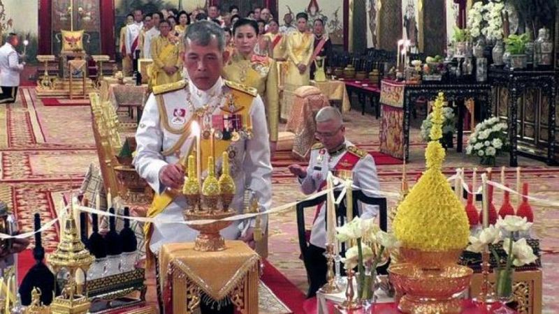 Кралят на Тайланд се короняса сам (СНИМКИ)