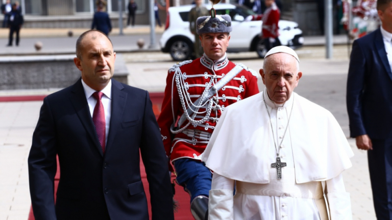 Първо в БЛИЦ! Деси Радева сподели странно ВИДЕО, свързано с папата и президента!